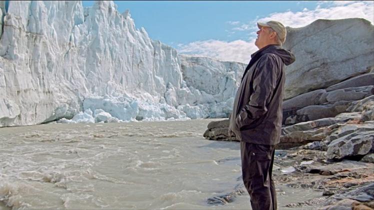 Der frühere US-Vizepräsident Al Gore während eines Besuchs in Grönland – eine Szene des Films: „Immer noch eine unbequeme Wahrheit – Unsere Zeit läuft“. Die Dokumentation kam im Herbst 2017 in die deutschen Kinos und ist die Fortsetzung von „Eine unbequeme Wahrheit“, der am 28. November im VHS-Haus gezeigt wird. 