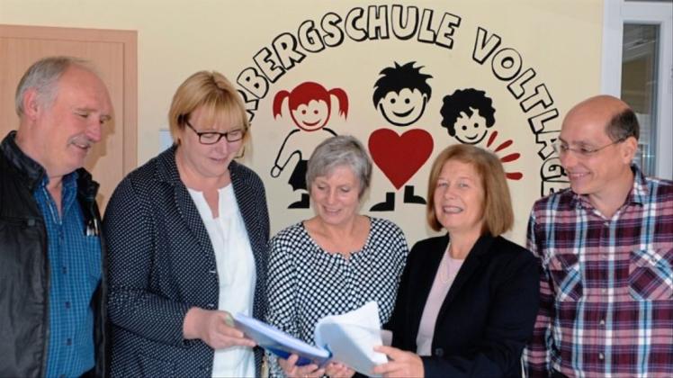 Durchaus mit Spannung erwarteten Voltlages Bürgermeister Norbert Trame, Fachbereichsleiterin Ruth-Klaus Karwisch, Schulleiterin Annette Krone, Samtgemeindebürgermeisterin Hildegard Schwertmann-Nicolay und Lehrer Lutz Dalkowski (von links) die Ergebnisse der Elternbefragung. Durchaus mit Spannung erwarteten Voltlages Bürgermeister Norbert Trame, Fachbereichsleiterin Ruth-Klaus Karwisch, Schulleiterin Annette Krone, Samtgemeindebürgermeisterin Hildegard Schwertmann-Nicolay und Lehrer Lutz Dalkowski (von links) die Ergebnisse der Elternbefragung.