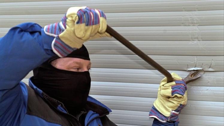 Bislang unbekannte Täter sind in einen Blumengroßhandel an der Straße An der Autobahn in Hude eingebrochen.
Symbolfoto: Norbert Försterling/dpa Bislang unbekannte Täter sind in einen Blumengroßhandel an der Straße An der Autobahn in Hude eingebrochen.
Symbolfoto: Norbert Försterling/dpa