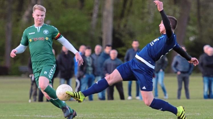 Spiele auf den Nebenplätzen des Delmenhorster Stadions an der Düsternortstraße, wie hier die Bezirksliga-Partie des SV Tur Abdin mit Johannes Artan (rechts) gegen den VfL Oldenburg II, im April 2017, müssen früh genug angepfiffen werden – das Flutlicht ist für Pflichtspiele zu schwach. Spiele auf den Nebenplätzen des Delmenhorster Stadions an der Düsternortstraße, wie hier die Bezirksliga-Partie des SV Tur Abdin mit Johannes Artan (rechts) gegen den VfL Oldenburg II, im April 2017, müssen früh genug angepfiffen werden – das Flutlicht ist für Pflichtspiele zu schwach.