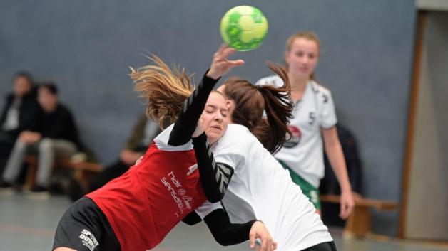 Marah Meyer (oben links) setzte sich mit der C-Jugend der HSG Delmenhorst gegen Geestland durch. Marah Meyer (oben links) setzte sich mit der C-Jugend der HSG Delmenhorst gegen Geestland durch.