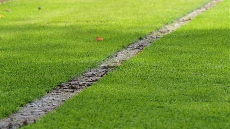 Kein schöner Anblick: die Linien auf dem Hauptplatz des Delmenhorster Stadions. Kein schöner Anblick: die Linien auf dem Hauptplatz des Delmenhorster Stadions.