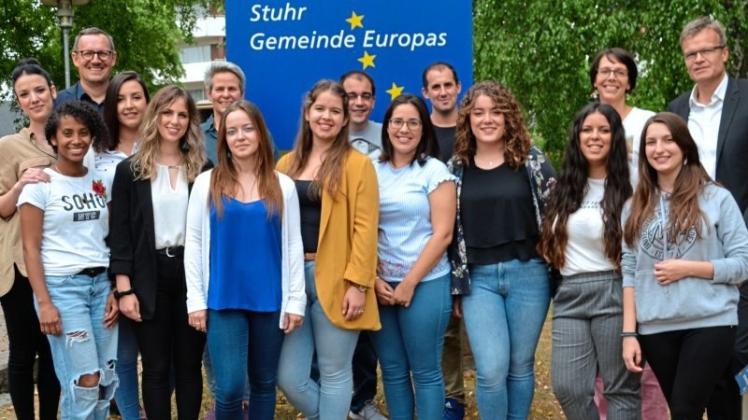 Eine Gruppe spanischer Sozialassistentinnen, die ab August in Stuhrer Kitas mitarbeiten, sind vom Ersten Gemeinderat Ulrich Richter (r.) im Rathaus Stuhr begrüßt worden. 