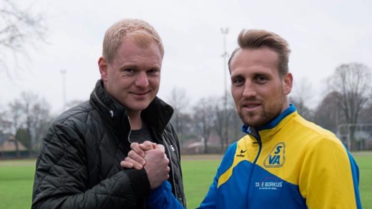 Manager Bastian Fuhrken (links) begrüßt Neuzugang Dennis Thüroff beim SV Atlas Delmenhorst. 
