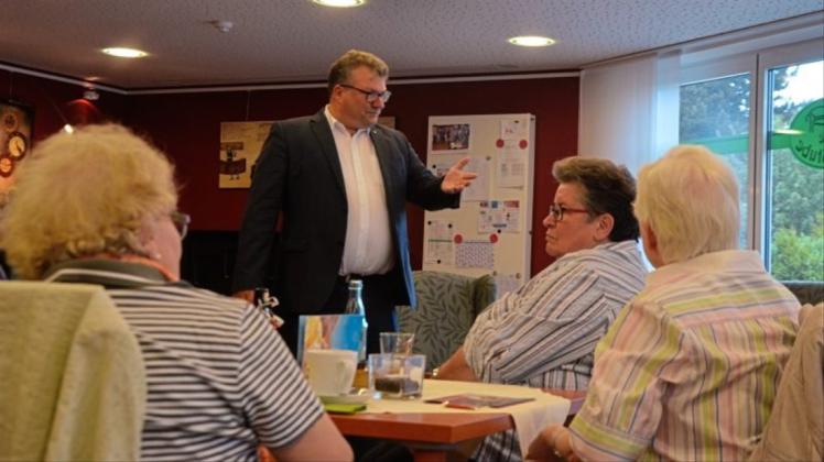 Stellte sich dem öffentlichen Diskurs über aktuelle Themen in der Hüggelgemeinde: Bürgermeister Holger Elixmann sprach auf Einladung des Seniorenbeirats im Café Gute Stube. Stellte sich dem öffentlichen Diskurs über aktuelle Themen in der Hüggelgemeinde: Bürgermeister Holger Elixmann sprach auf Einladung des Seniorenbeirats im Café Gute Stube.