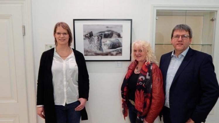 Erneut im Sögeler Rathaus zu sehen: Annika Börries (links) feierte zusammen mit Günter Wigbers und Irmgard Welling ihre zweite Ausstellungseröffnung im Ludmillenhof. 