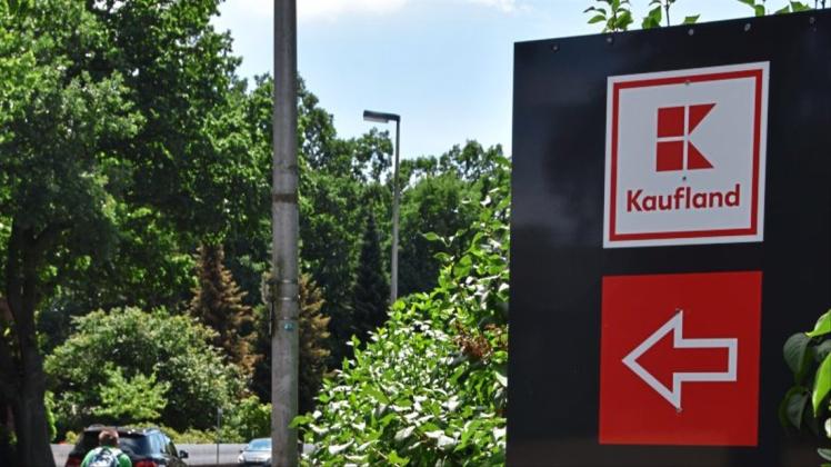 In einem Vorgarten an der Langenwischstraße wird der Weg zu Kaufland ausgeschildert. Rund 20 solcher Schilder gibt es im Stadtgebiet. 