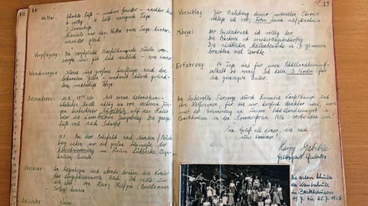Blick in das Gästebuch mit Einträgen aus den Jahren des Zweiten Weltkriegs. 