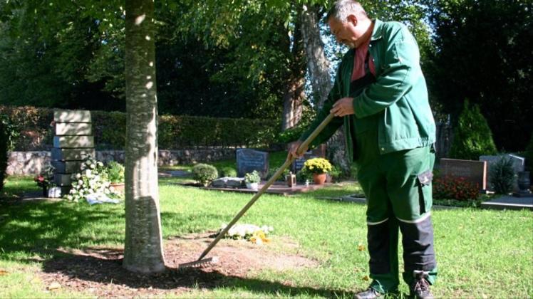 Friedhofsarbeiter Frank Bialek ist seit 24 Jahren auf dem Friedhof in Ganderkesee tätig und hat die Veränderungen in der Bestattungskultur miterlebt. 