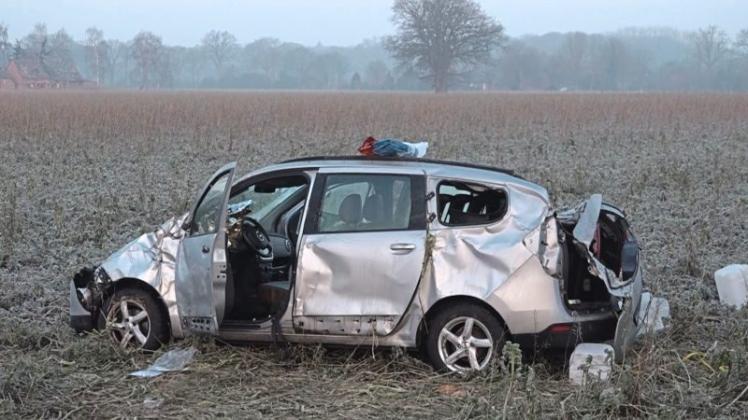 Schwere Verletzungen hat am Samstagmorgen ein 37-jähriger Mann erlitten, als er auf der B212 nach Bookholzberg fuhr. Der verlor die Kontrolle über seinen Wagen, rammte einen Baum und überschlug sich anschließend. 