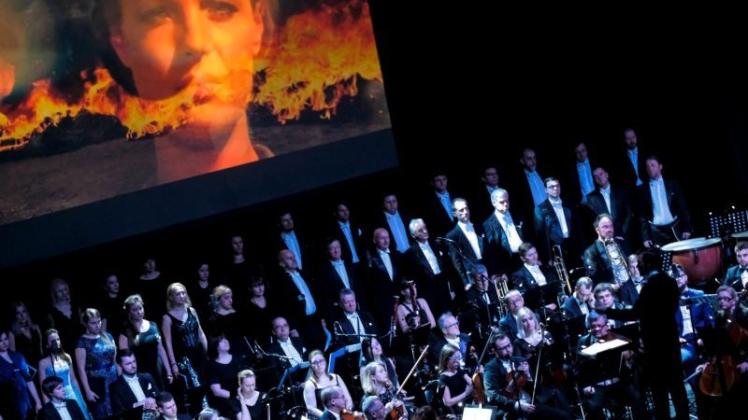Mehr als 100 Musiker spielen Ennio Morricones Lieder. 