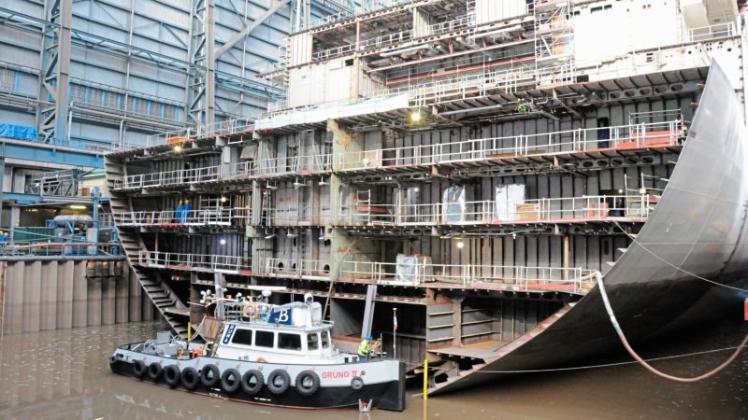 Der Schlepper „Gruno“ hat bereits am Schwimmteil der „AIDAnova“ in der Baudockhalle der Meyer Werft festgemacht. 