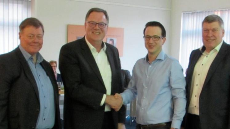 Verpflichtet als neues Ratsmitglied wurde Markus Kupfer (3. von links). per Handschlag durch Samtgemeindebürgermeister Bernhard Hummeldorf (2. von links). Mit dabei waren der SPD-Fraktionsvorsitzenden Willy Tebbe (links) und Bürgermeister Andreas Wenninghoff (rechts). 