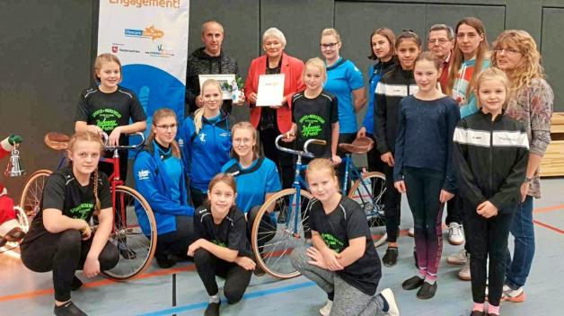 Die Kunst- und Einradfahrer des RV Adelheide freuen sich über ihren „Vereinshelden 2018“: Markus Steineker (hinten links) wurde von der stellvertretendenden Vorsitzenden des Stadtsportbunds Delmenhorst, Ingeborg Hübscher (hinten, Zweite von links), ausgezeichnet. 