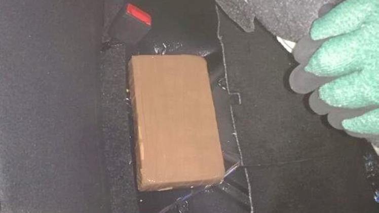 Ein Päckchen mit 1.310 Gramm Kokain hat der Zoll bei einer Fahrzeugkontrolle in Twist gefunden. 