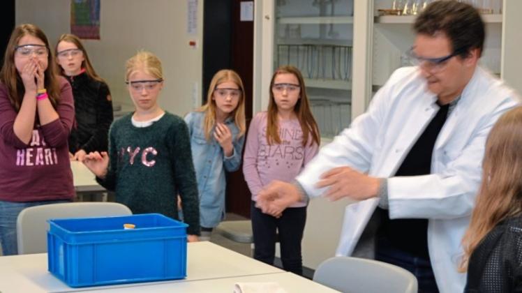 „Gleich knallt’s“: Chemie-Lehrer Martin Graszk experimentiert mit den Noch-Grundschülerinnen mit Kohlenstoffdioxid aus der Brausetablette. Abstand und Schutzbrille schaffen Sicherheit. „Gleich knallt’s“: Chemie-Lehrer Martin Graszk experimentiert mit den Noch-Grundschülerinnen mit Kohlenstoffdioxid aus der Brausetablette. Abstand und Schutzbrille schaffen Sicherheit.
