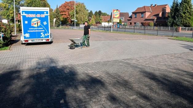 Keine Spur vom Wochenmarkt auf dem Parkplatz des Getränkemaxx in Hoykenkamp. 