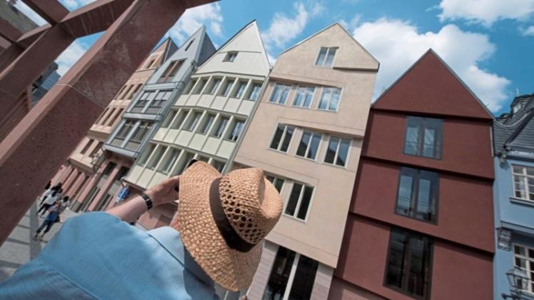 Spitzgiebel statt Bankenturm - auch das ist jetzt Frankfurt am Main. Die ersten Besucher gehen durch die Gassen der neu eröffneten Altstadt. 