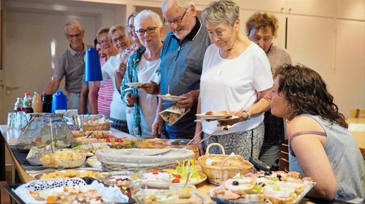 Seit einem Jahr treffen sich vornehmlich Alleinlebende zu einem Gemeindeabendbrot in Hasbergen. Seit einem Jahr treffen sich vornehmlich Alleinlebende zu einem Gemeindeabendbrot in Hasbergen.