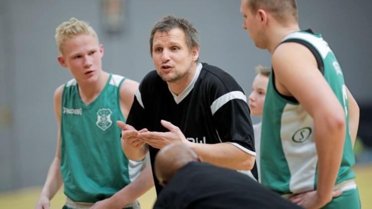 Verstehen sich auch ohne Worte – die Basketballer vom GSV Osnabrück, hier mit Spielertrainer Ingo Grothmann (Mitte). 