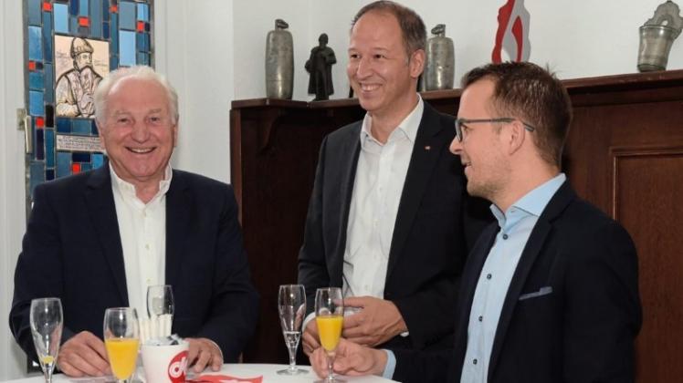 Sie zurrten die Neuerungen beim Stadionheft des SV Atlas fest: (von links) Atlas-Vorsitzender Manfred Engelbart, dk-Verlagsleiter Thorsten Schulze und Atlas-Vorstand Bastian Ernst. 