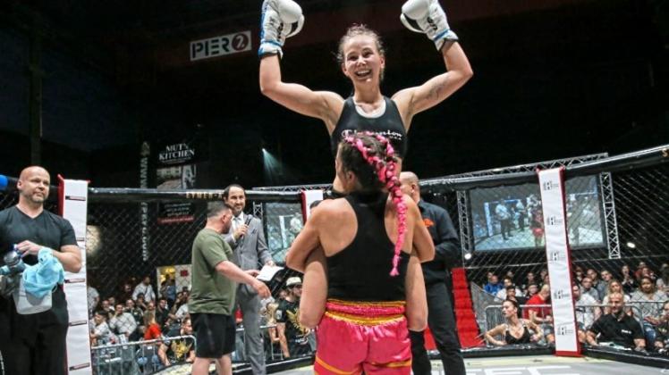 Hochleben ließ Samira Kovacevic ihre siegreiche Kickbox-Kontrahentin Layla Hassan aus Wallenhorst. 