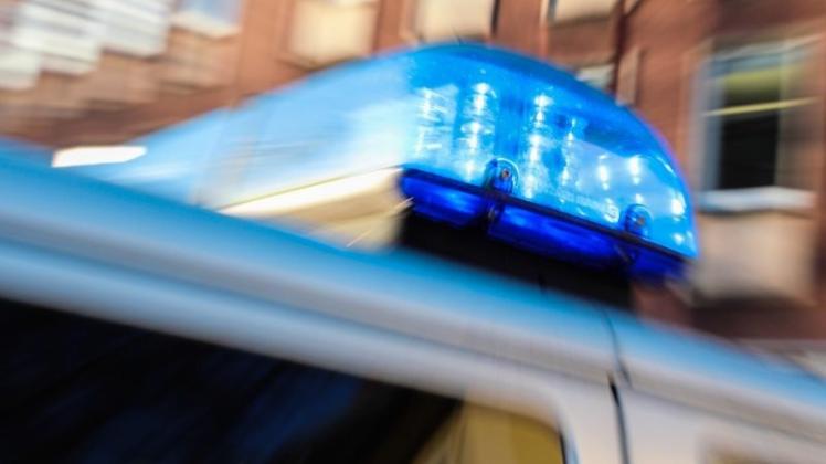 Ein Fahranfänger ist im ostwestfälischen Bad Driburg in einer Kurve von der Fahrbahn abgekommen und tödlich verletzt worden. 
