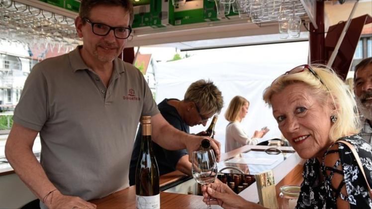 Fühlen sich wohl auf dem Delmenhorster Weinfest: Mike Löffner vom Weingut Dohlmühle und Ilona Reichel. 