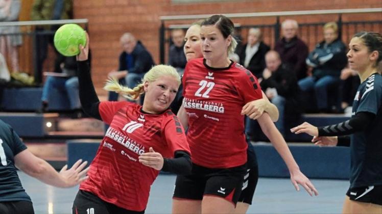 Die Landesliga-Handballerinnen der HSG Grüppenbühren/Bookholzberg um Annika Bodzian (links) und Jana Meenen mussten eine Heimniederlage hinnehmen. 