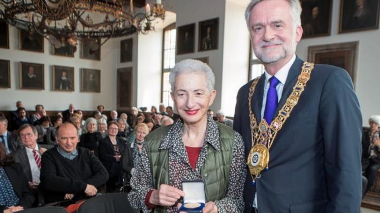 Hélène Cixous und ihr „lieber Oberbürgermeister“: Im Namen der Stadt Osnabrück hat Wolfgang Griesert der Schriftstellerin die Justus-Möser-Medaille überreicht. 