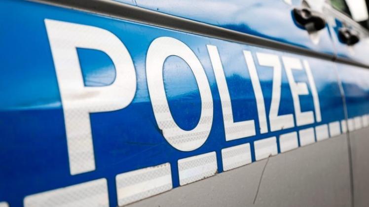 Die selbstgemalten Kennzeichen eines Autofahrers sind der Autobahnpolizei bei Delmenhorst aufgefallen. Die selbstgemalten Kennzeichen eines Autofahrers sind der Autobahnpolizei bei Delmenhorst aufgefallen.