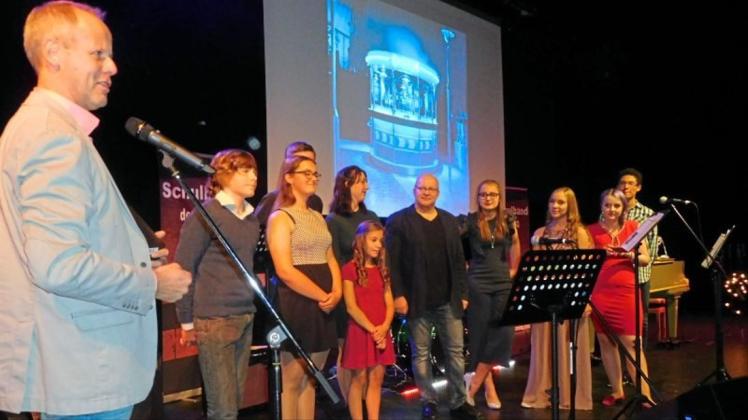 Viel Applaus und Anerkennung erhielt die AGQ-Schulband für ihren Konzertabend. Schulleiter Stephan Keppler (links) bedankte sich bei den Musikern. 