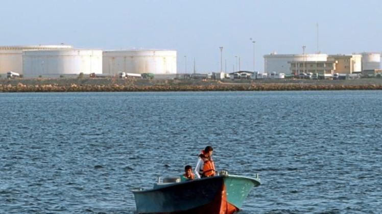 Ein iranisches Überwachungsboot passiert das Öldock im Hafen Kalantari am Golf von Oman. Archivfoto: Abedin Taherkenareh/EPA