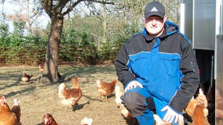 Landwirt Stefan Bruns aus Ganderkesee hält seine 200 Junghennen in einem mobilen Hühnerstall. 