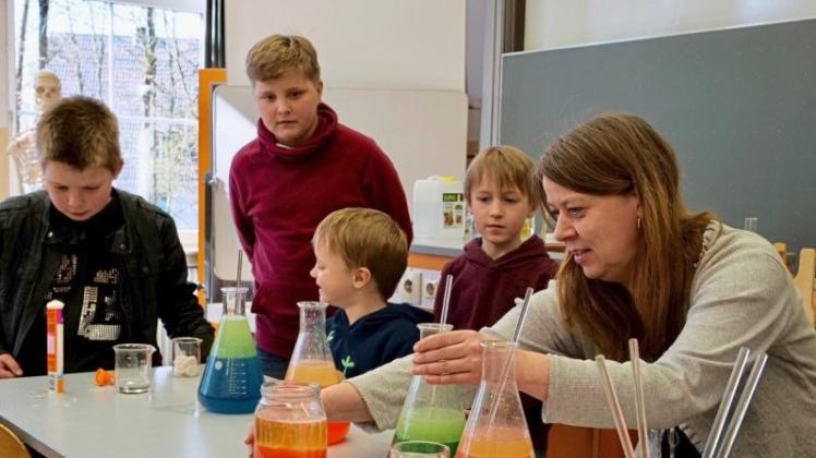 Mit Show-Experimenten wird Chemieunterricht demonstriert. In Erlenmeyerkolben ließen Schüler bunte Flüssigkeiten sprudeln und zeigten weitere kleine Reaktions-Versuche. 