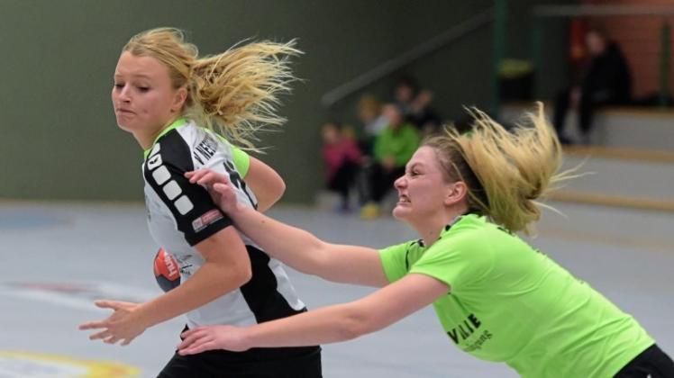 Mit Schwung an die Tabellenspitze: Die Landesliga-Handballerinnen des TV Neerstedt um Agnieszka Blacha (links) belegen in der Weser-Ems-Staffel den ersten Rang. 