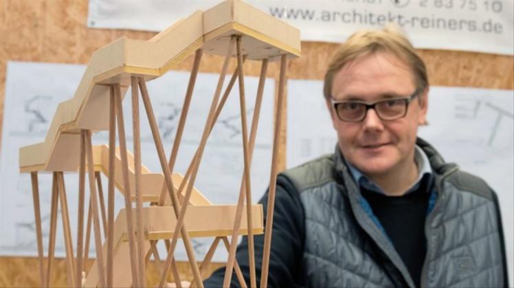 Architekt Jürgen Hermann Reiners zeigt hier das derzeit aktuelle Modell des Turms zu Hohenböken. 
