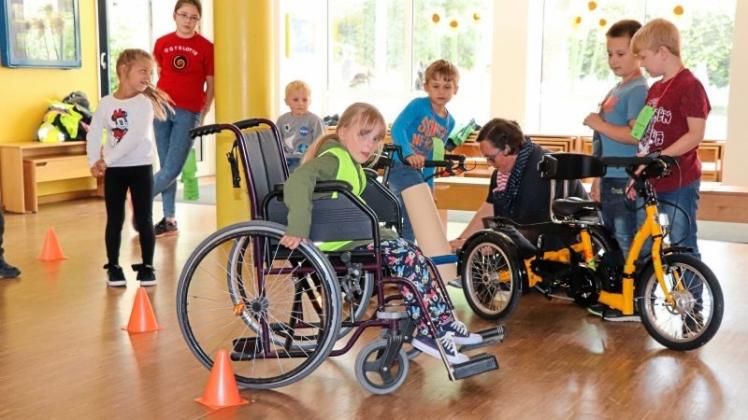 „Mobilität mit Abstrichen“ erlebten die Kinder in Rollstuhl, Kinder-Rollator und auf einem Kinder-Reha-Dreirad. 