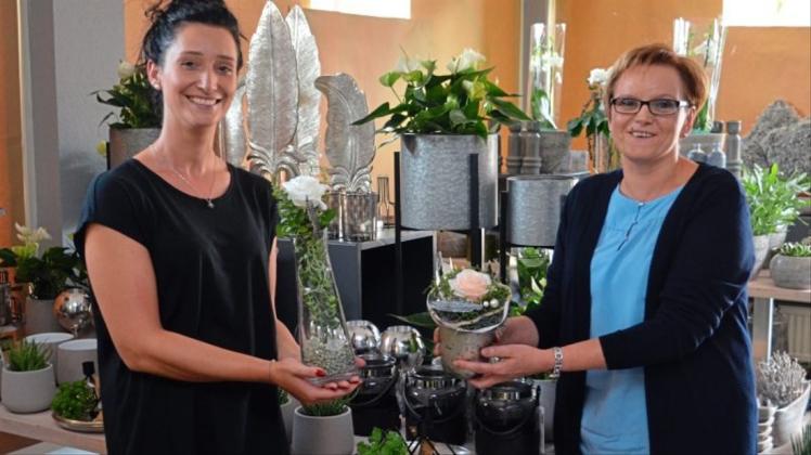 Sarah Schütte (links) eröffnet mit ihrer Mitarbeiterin Monika Gärdes am Samstag, 1. September, an der Straße Am Steinacker 1, in Ganderkesee das Geschäft „Stilvoll Floristik Werkstatt &amp; Design“. 