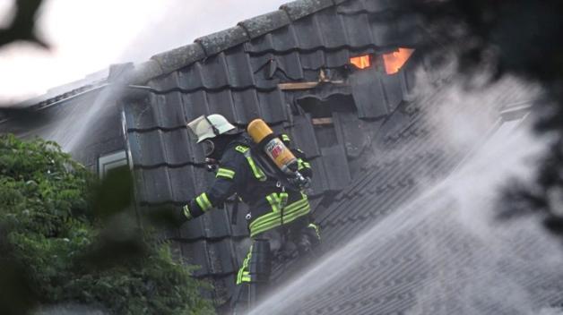 Ein Dachstuhlbrand hat am frühen Montagmorgen ein Haus an der Straße In der Kurve in Ganderkesee-Hohenböken weitgehend zerstört. 