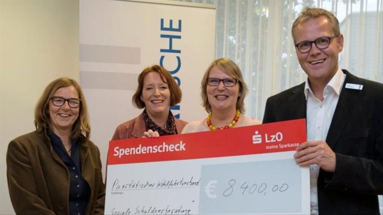 Die LzO unterstützt die Arbeit der Schuldnerberatung mit 8400 Euro, die Jörg Niemann (rechts) an Claudia Schmolke-Dreyer, Merle Siedenburg und Sabine Heyen (v.l.) überreichte. 