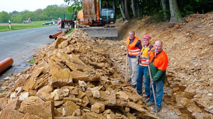 Im Wortsinn steinig war der Weg zum Regenbogenradweg von Büren nach Wersen an manchen Stellen. In mühsamer Handarbeit folgten die Helfer der Spur des Baggers. Archivfoto: Carmen Echelmeyer