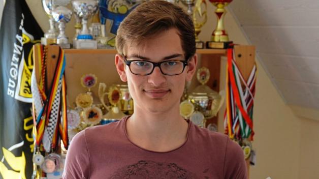 Jari Reuker hat in den 13 Jahren seiner Jugendschachkarriere zahlreiche Pokale eingeheimst. Als Krönung gewann er die Deutschen Schachmeisterschaft in der Altersklasse U18. 