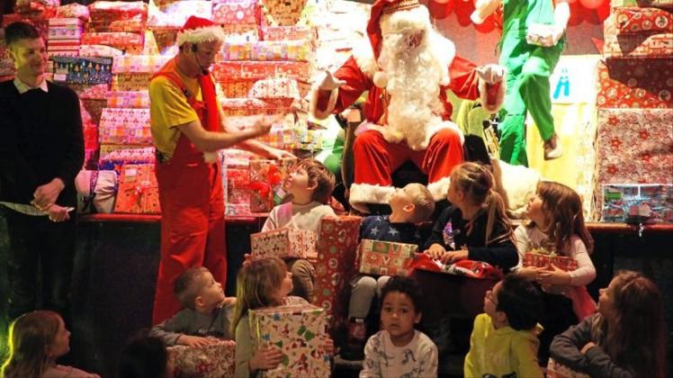 Der Weihnachtsmann verteilte die ersten Geschenke der diesjährigen Kinderwunschbaum-Aktion im Familienzentrum Villa. 