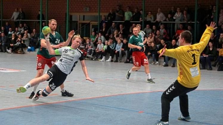 Spannend und umkämpft: Die Oberliga-Handballer des TV Neerstedt um Philipp Hollmann (beim Wurf) mussten mit einem 24:24 (10:8) gegen den TSV Bremervörde zufrieden sein. 
