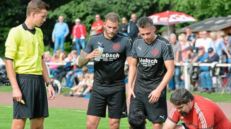 Marko Schrank und Ole Schöneboom verloren mit dem FC Hude in der Fußball-Bezirksliga beim Heidmühler FC. 