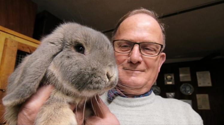 In Rolf Frerichs´ Leben dreht sich alles um Kaninchen. Doch den Rassezüchtern fehlt es zunehmend an Nachwuchs.. 