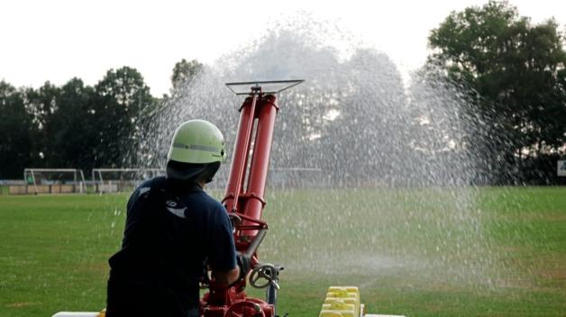 Wasser marsch: Die Freiwillige Feuerwehr Delmenhorst-Stadt ist in diesem Sommer öfter für Bewässerungsarbeiten im Einsatz. 
