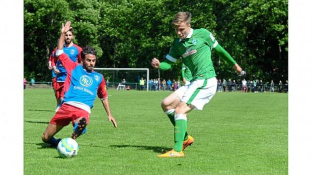 2015 für Werder im Delmenhorster Stadion am Ball, jetzt für den SV Atlas: Leon Linkerski (links) setzt sich im Freundschaftsspiel gegen den Stadtauswahlspieler Ömer Kalmis durch. 