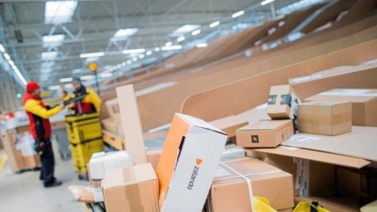 Pakete und Päckchen bei der Deutschen Post DHL. Millionenzahl von Paketen an Amazon, Otto, Zalando und Co. zurück. Doch wie gehen die Online-Riesen mit dieser Flut an Rücksendungen um? Foto: Rolf Vennenbernd